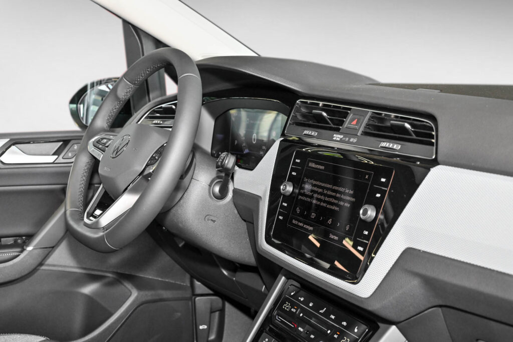 VW Touran Exposé-Bild 10