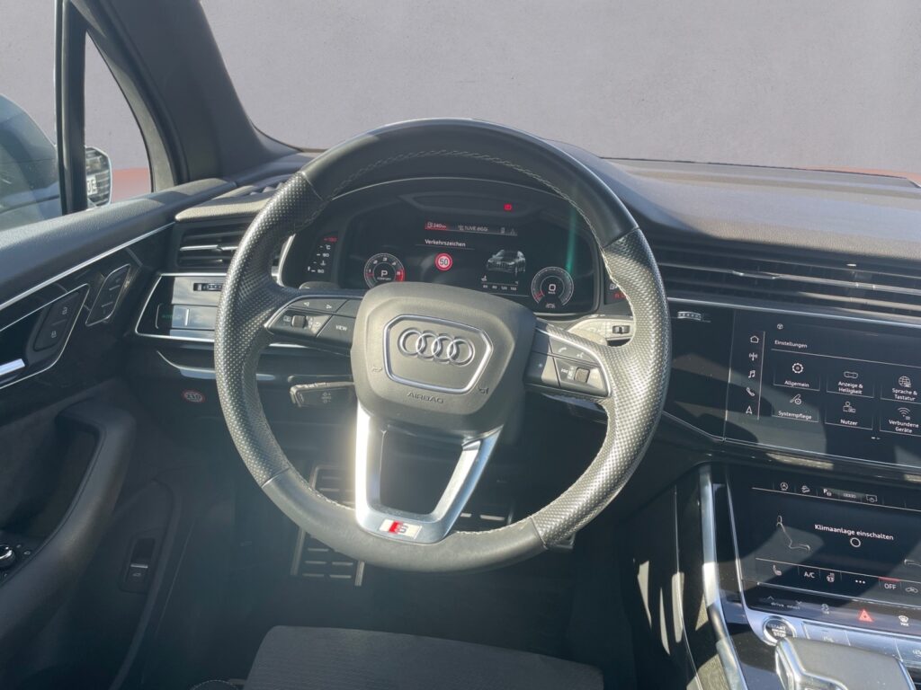 Audi Q7 Exposé-Bild 12