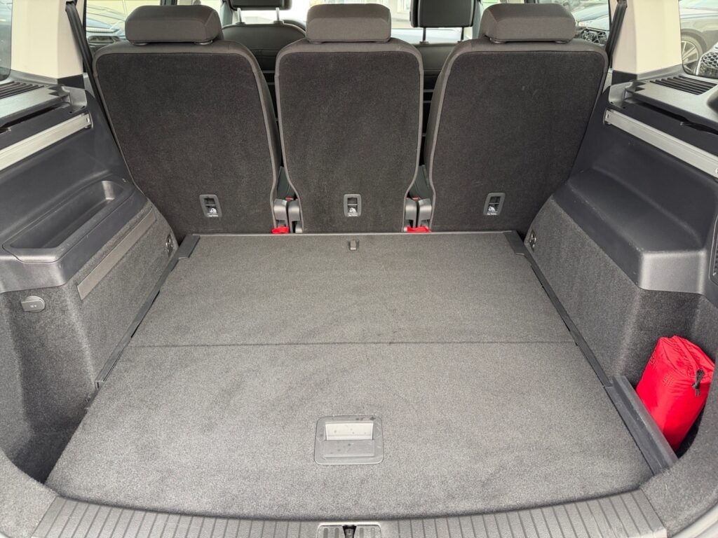 VW Touran Exposé-Bild 16