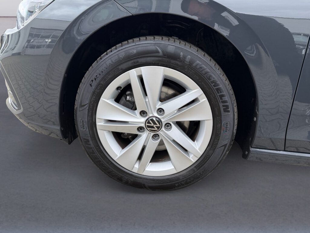 VW Golf Exposé-Bild 5