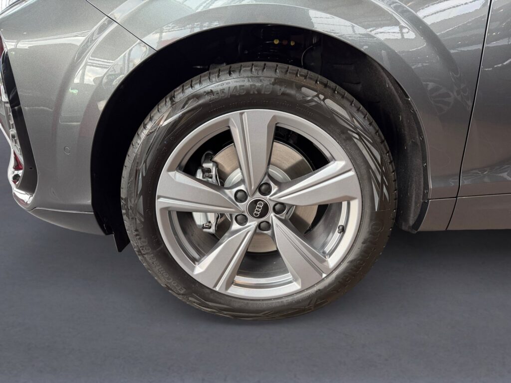 Audi Q3 Exposé-Bild 14