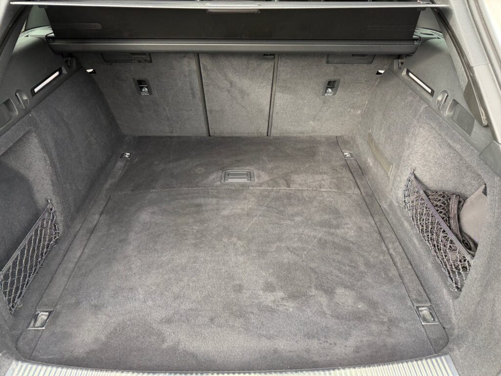 Audi S4 Exposé-Bild 17