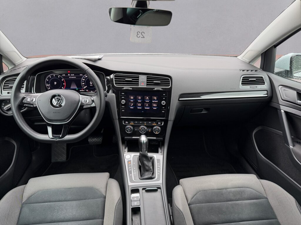 VW Golf Exposé-Bild 8