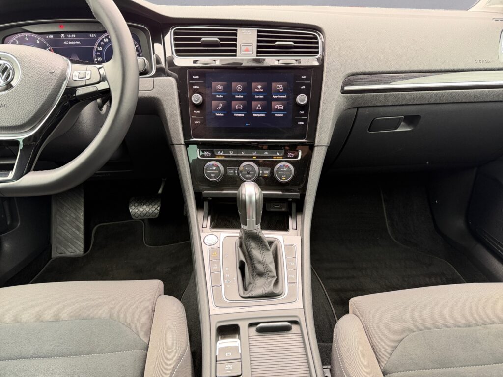 VW Golf Exposé-Bild 9