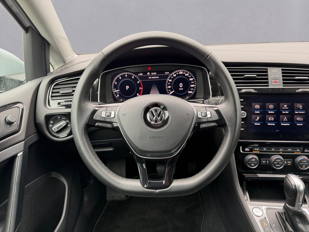 VW Golf Exposé-Bild 10