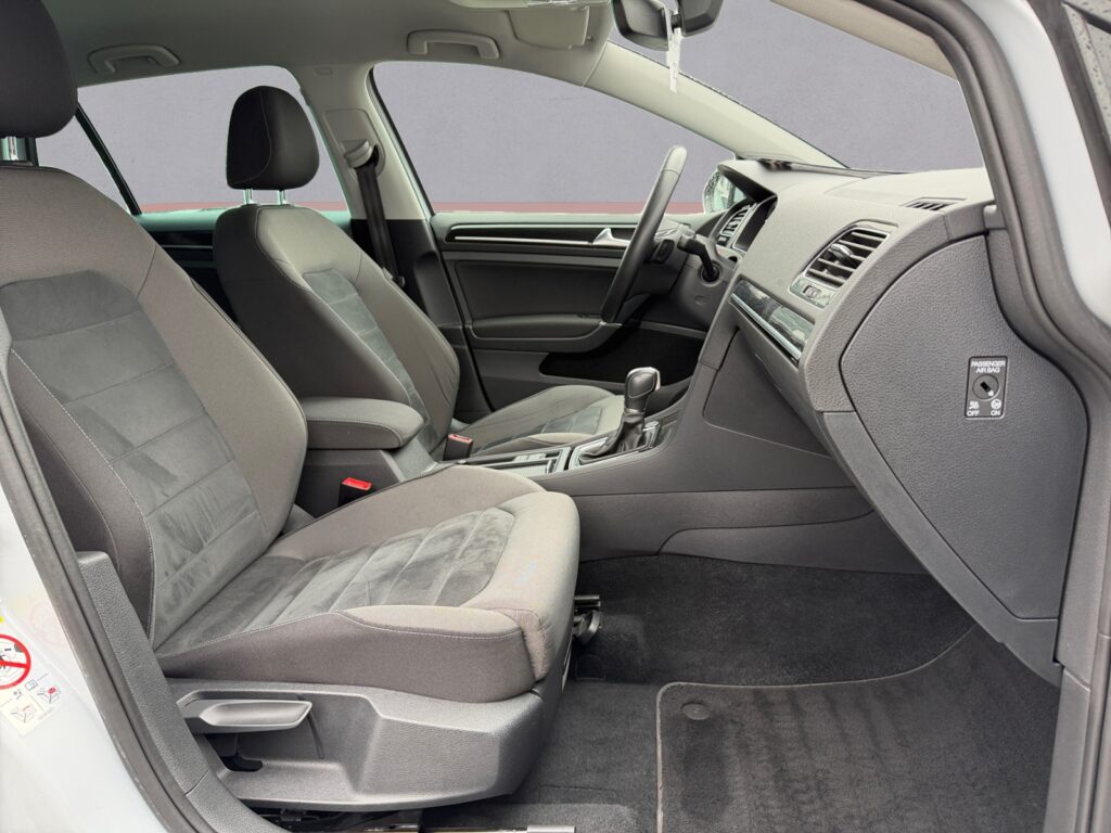 VW Golf Exposé-Bild 12