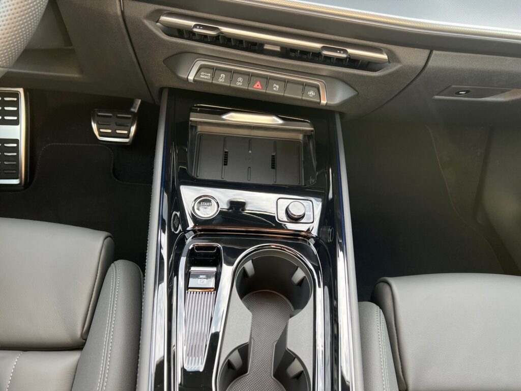 Audi Q3 Exposé-Bild 11