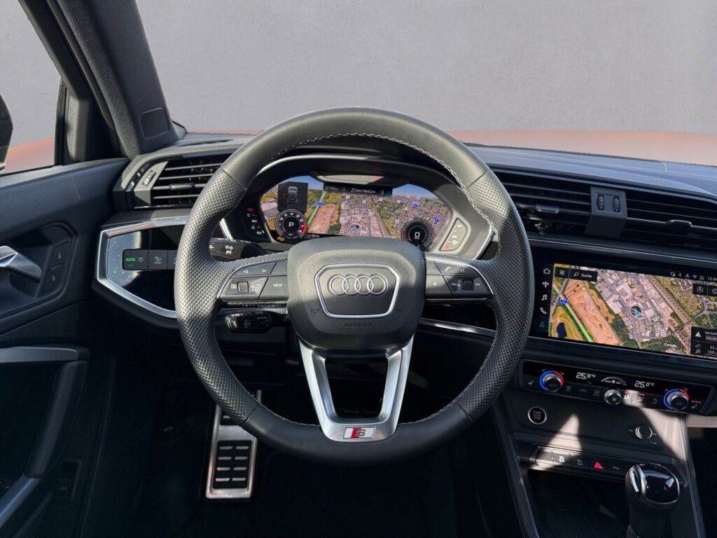 Audi Q3 Exposé-Bild 12