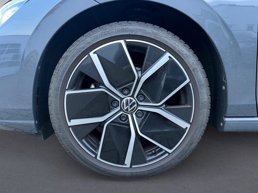 VW Golf Exposé-Bild 14