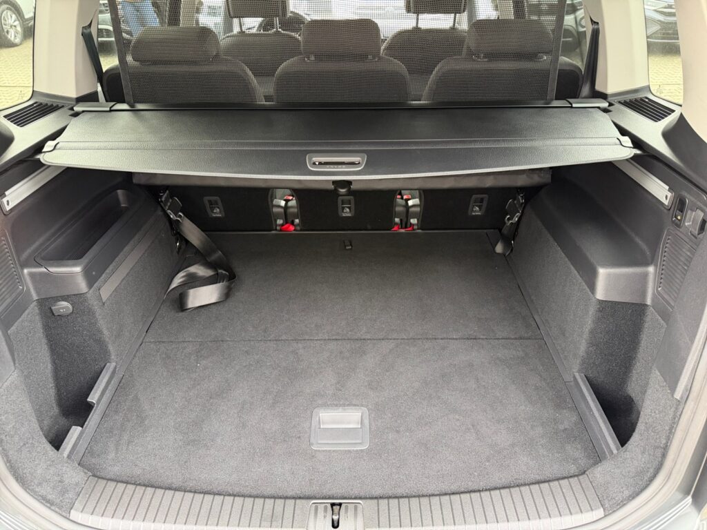 VW Touran Exposé-Bild 16