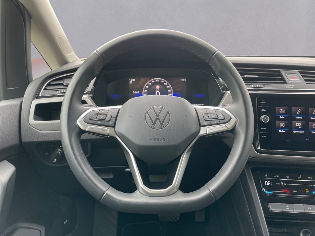 VW Touran Exposé-Bild 12