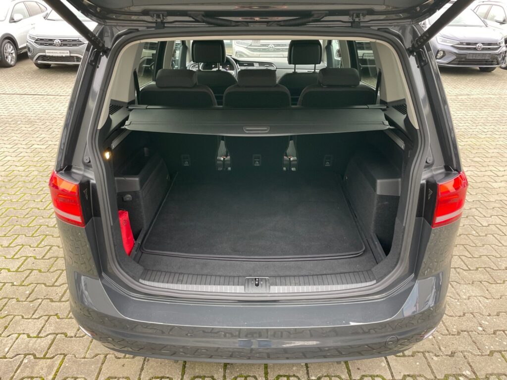 VW Touran Exposé-Bild 16
