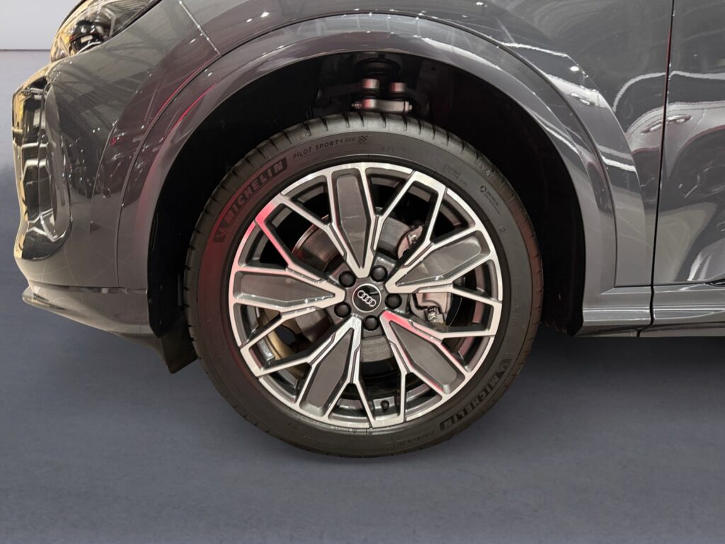 Audi Q5 Exposé-Bild 13