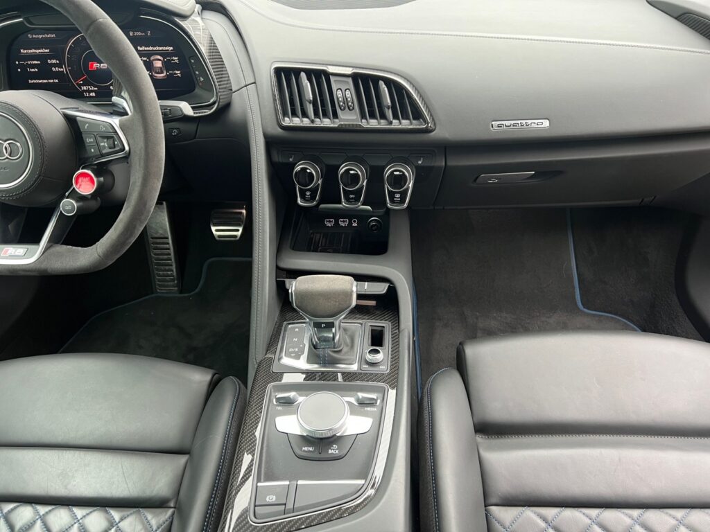 Audi R8 Exposé-Bild 11