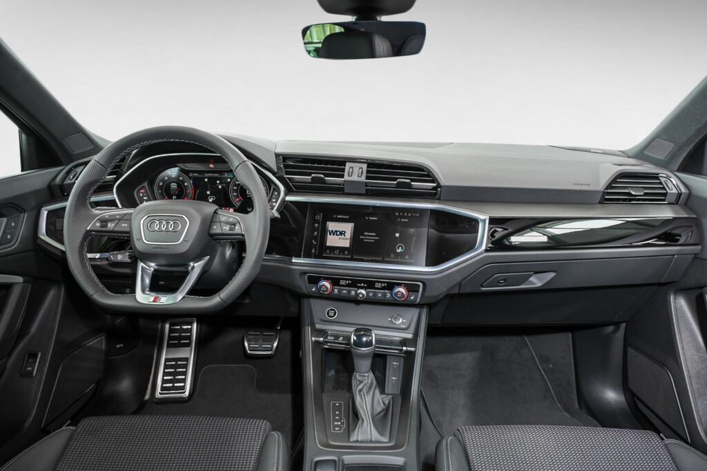 Audi Q3 Exposé-Bild 12