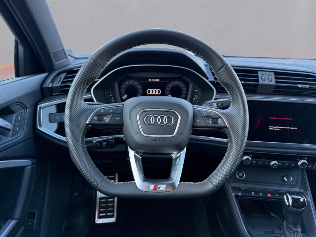 Audi Q3 Exposé-Bild 12