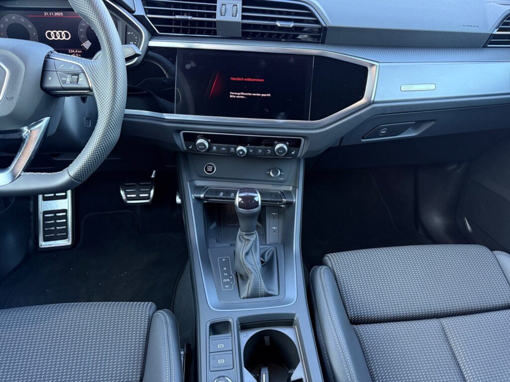Audi Q3 Exposé-Bild 11