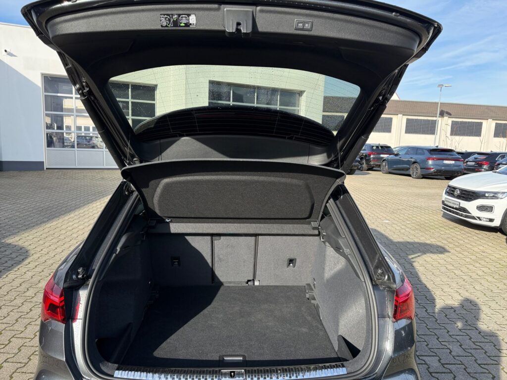 Audi Q3 Exposé-Bild 16