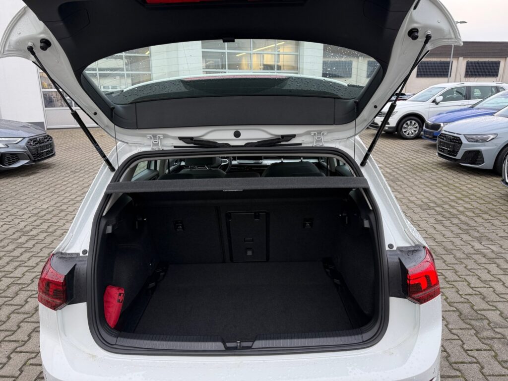 VW Golf Exposé-Bild 16