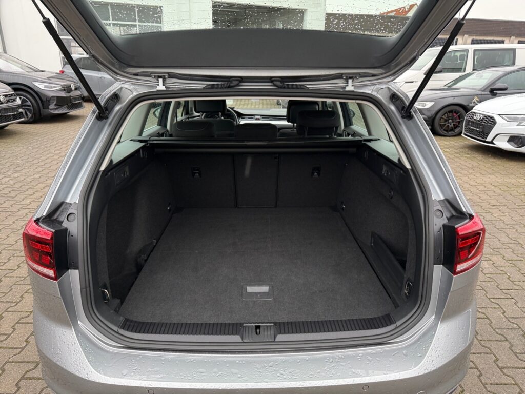 VW Passat Variant Exposé-Bild 16