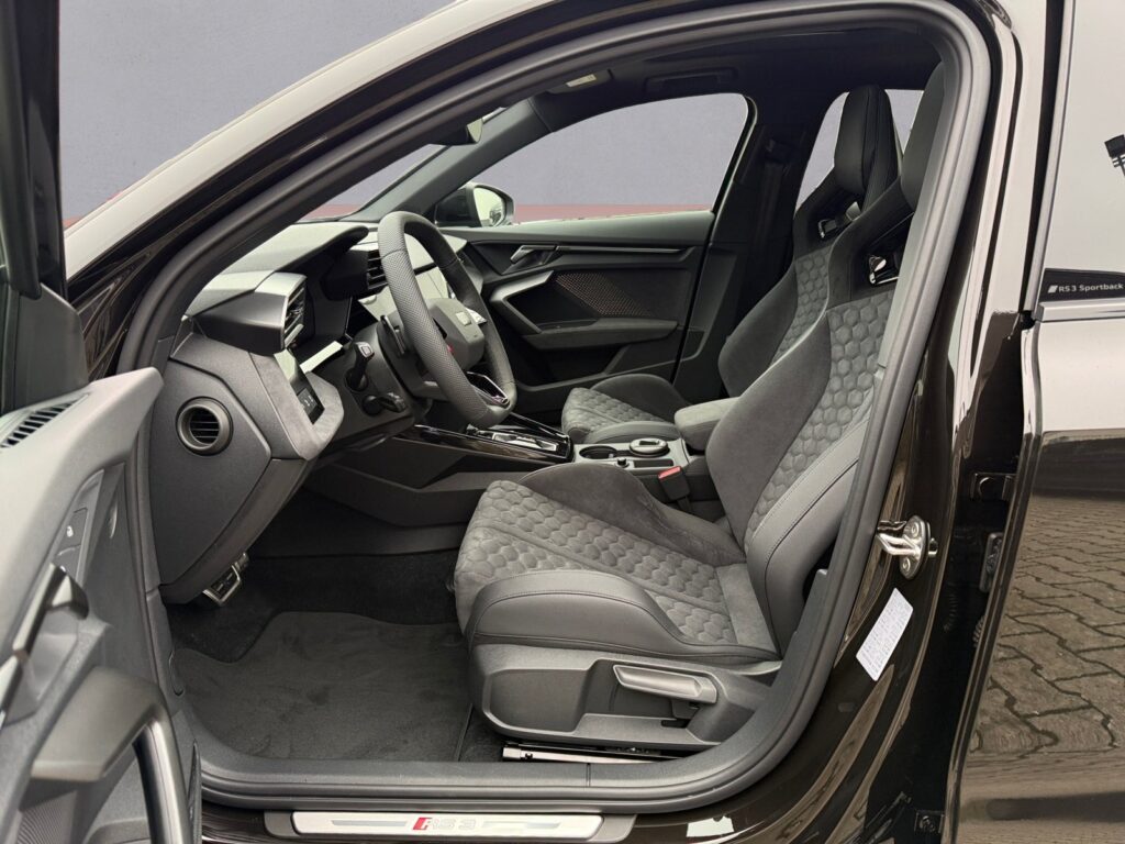 Audi RS3 Exposé-Bild 9