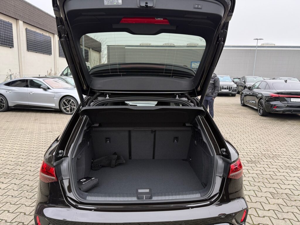 Audi RS3 Exposé-Bild 16