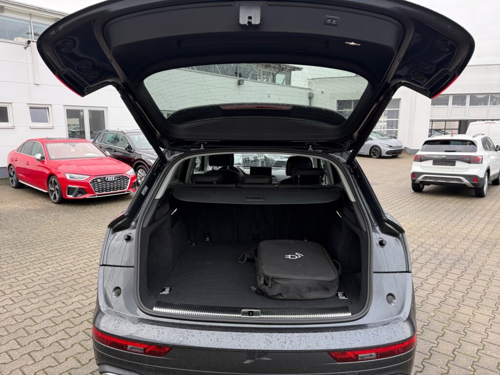 Audi Q5 Exposé-Bild 16