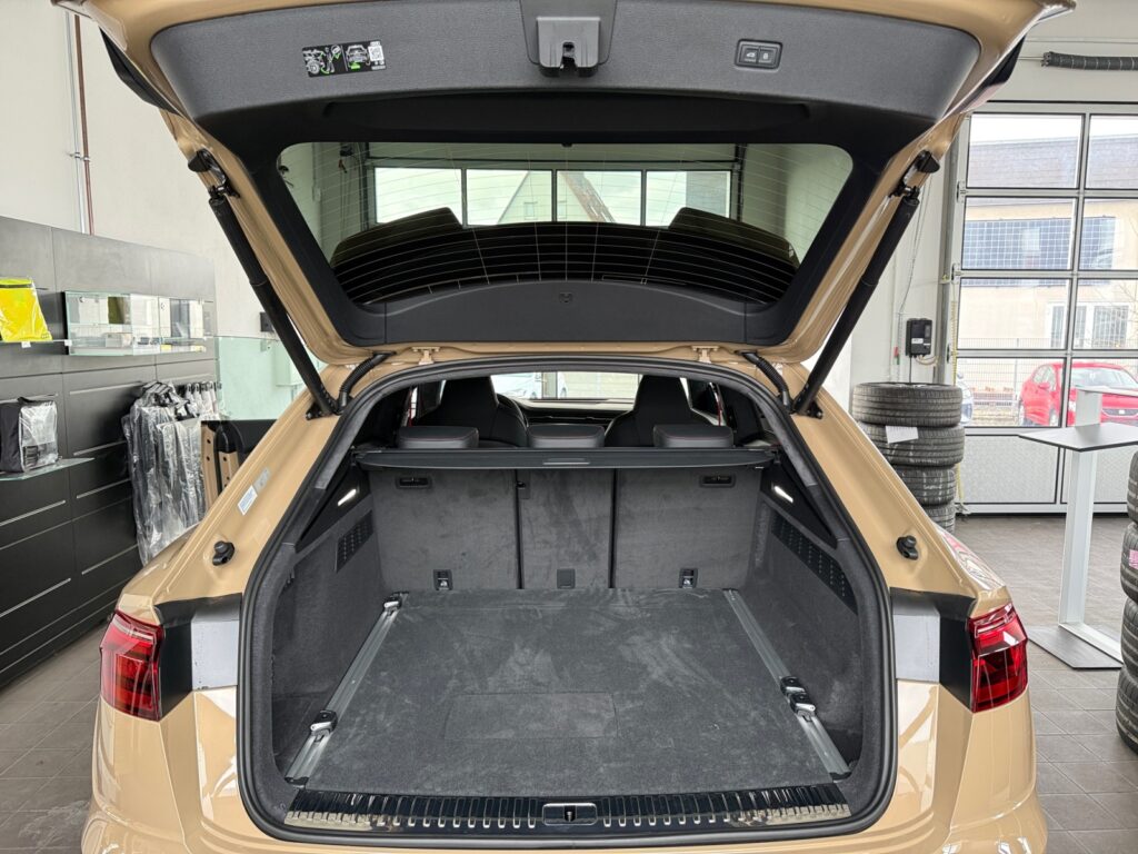 Audi Q8 Exposé-Bild 17