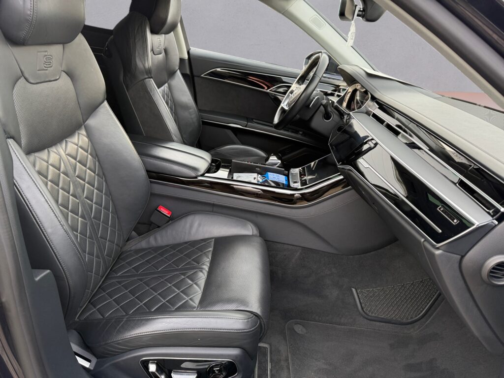 Audi A8 Exposé-Bild 15