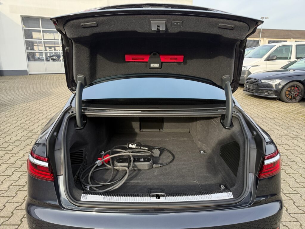 Audi A8 Exposé-Bild 16