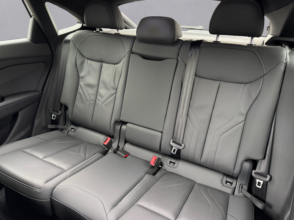 Audi Q3 Exposé-Bild 13