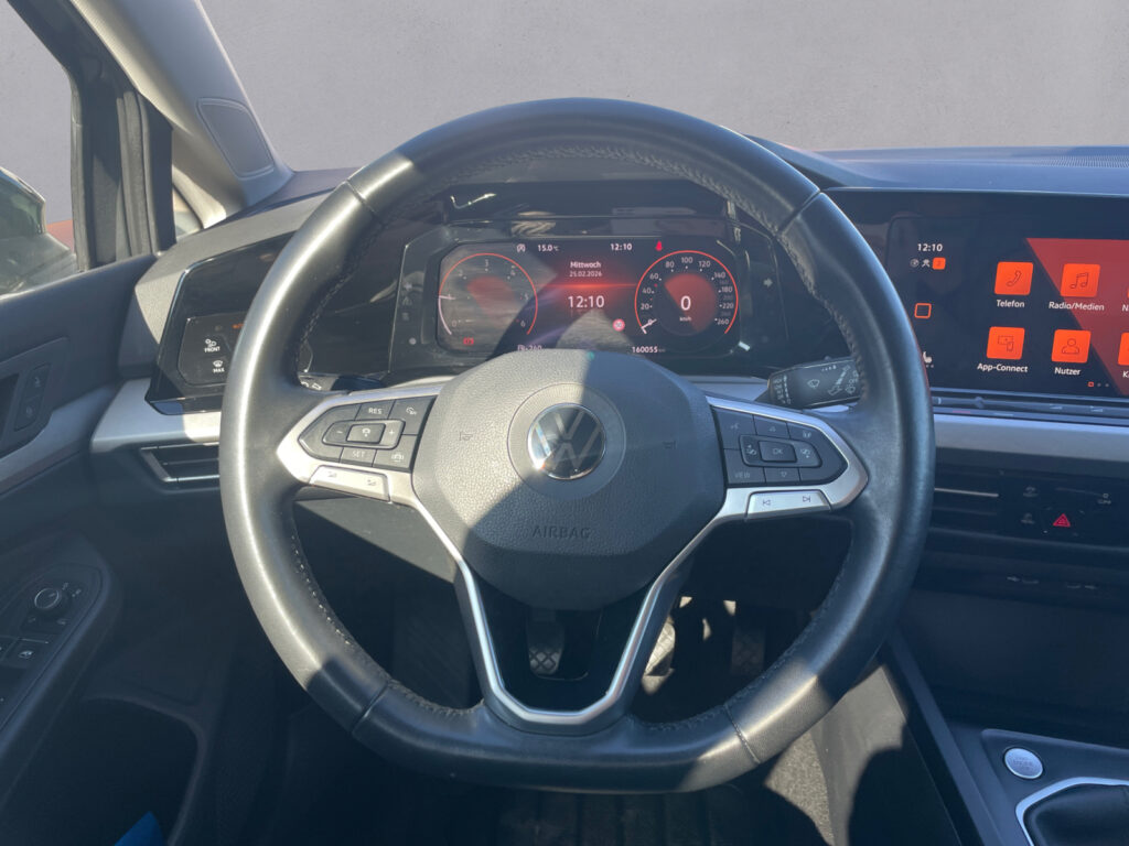 VW Golf Exposé-Bild 12
