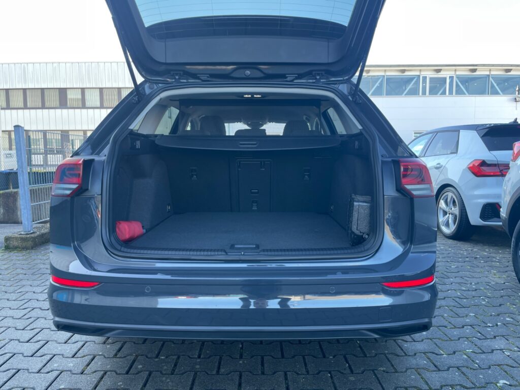 VW Golf Exposé-Bild 16