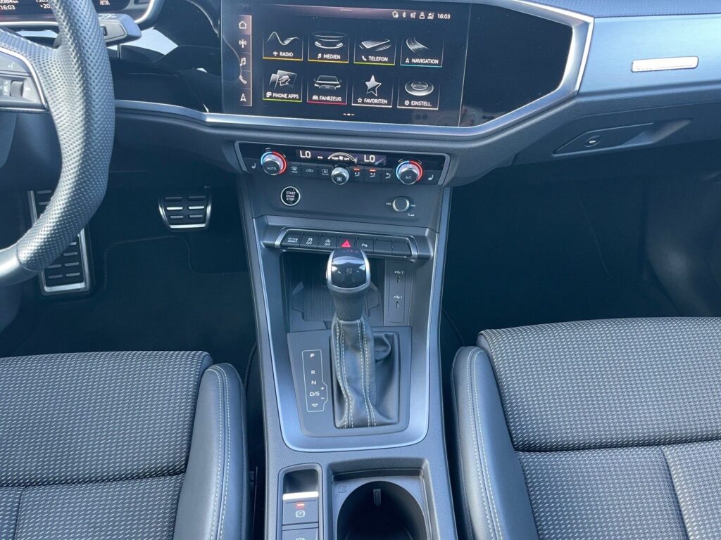 Audi Q3 Exposé-Bild 11