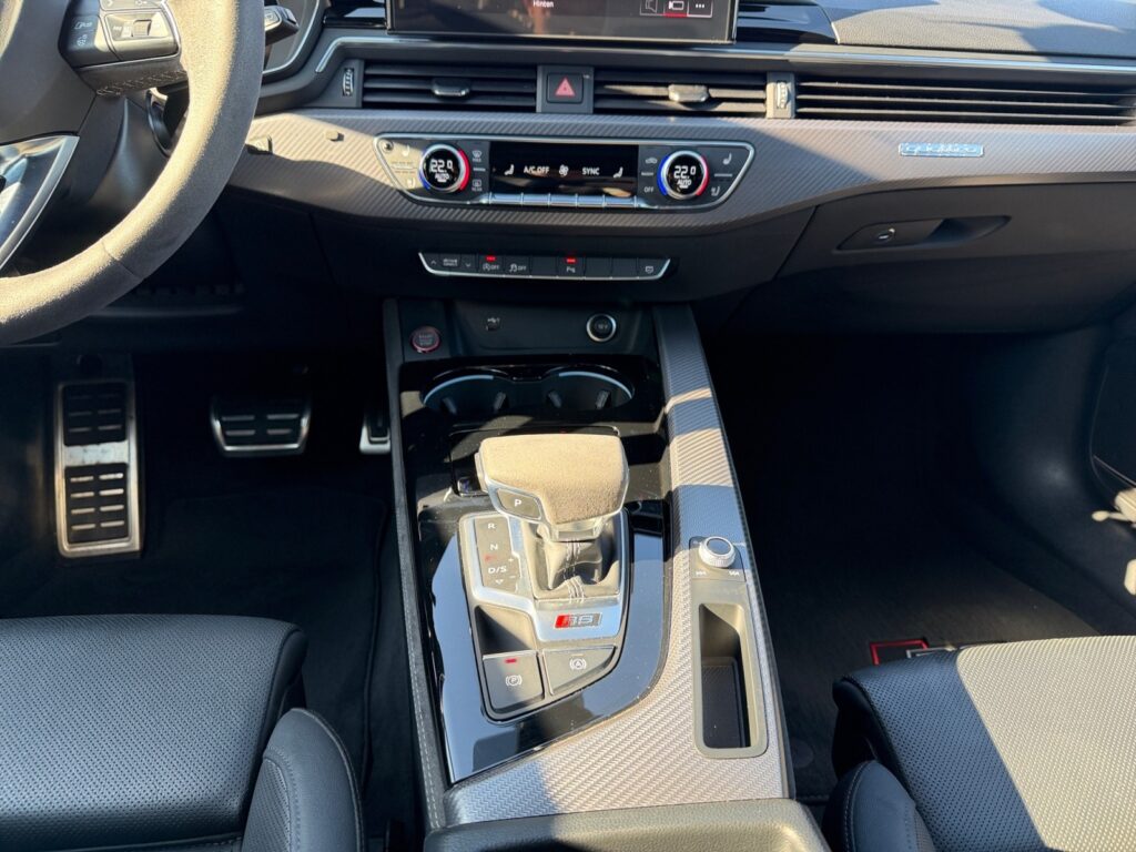 Audi RS4 Exposé-Bild 11