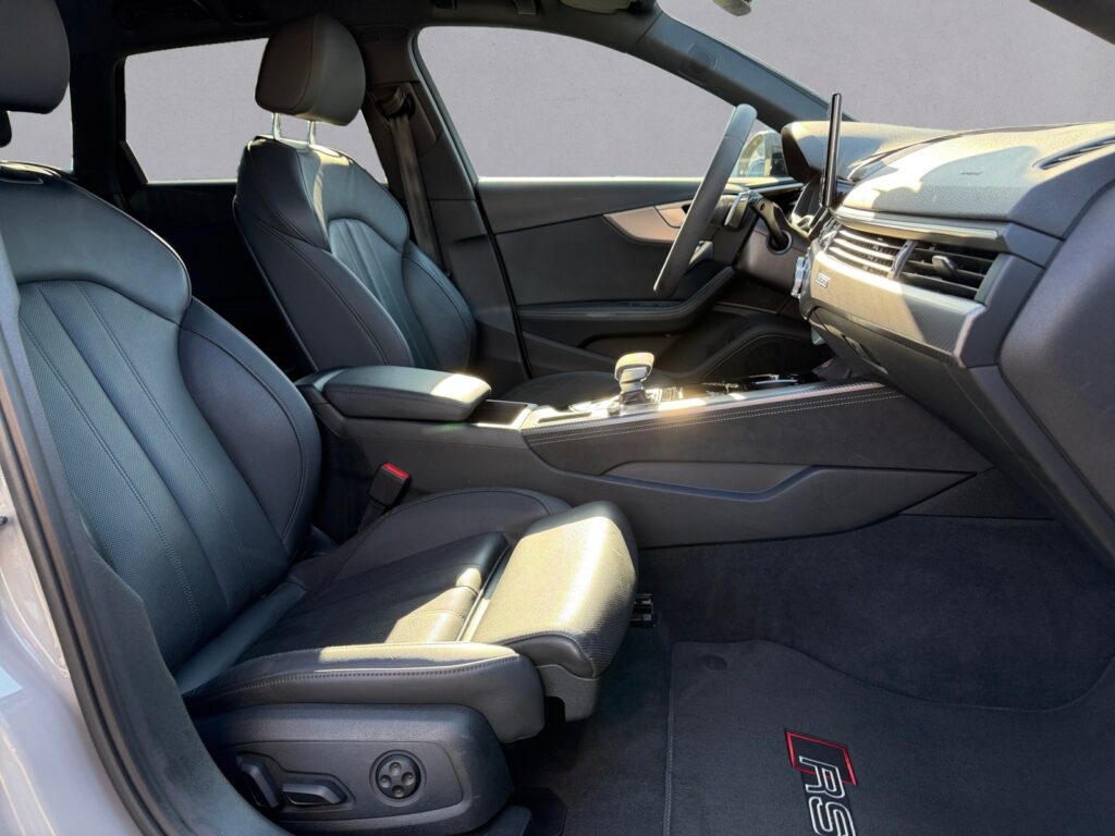 Audi RS4 Exposé-Bild 15