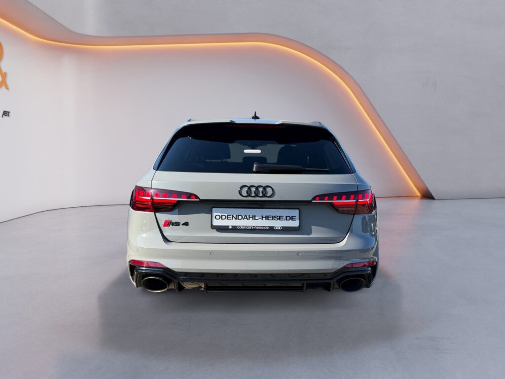 Audi RS4 Exposé-Bild 4