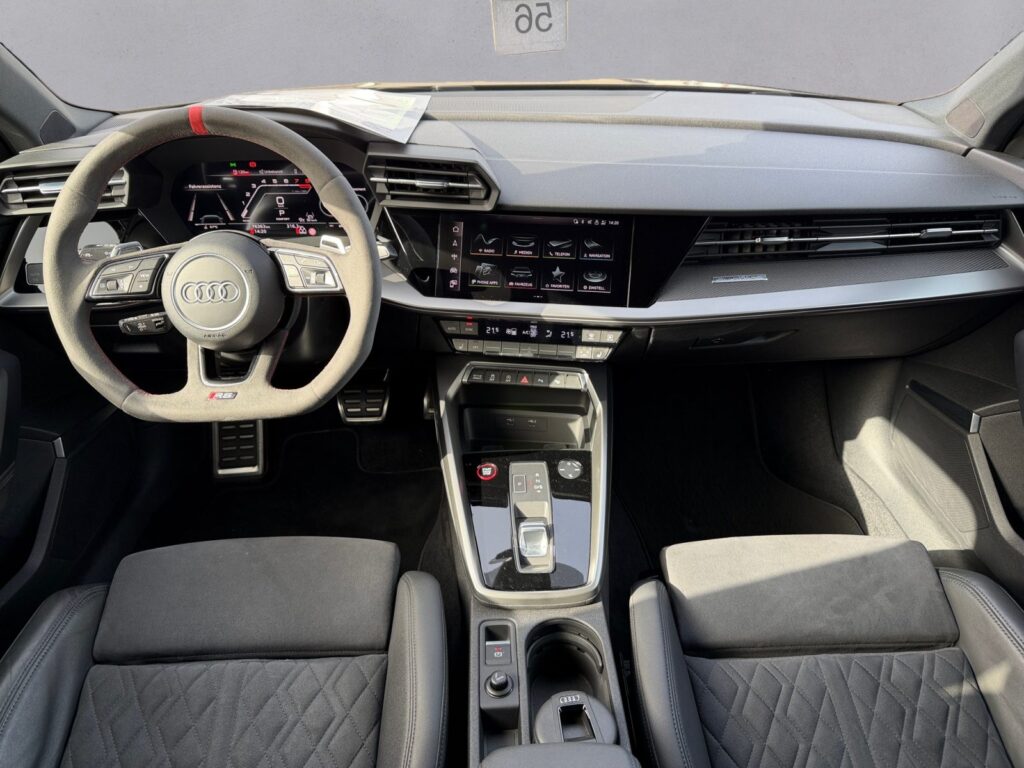 Audi RS3 Exposé-Bild 10