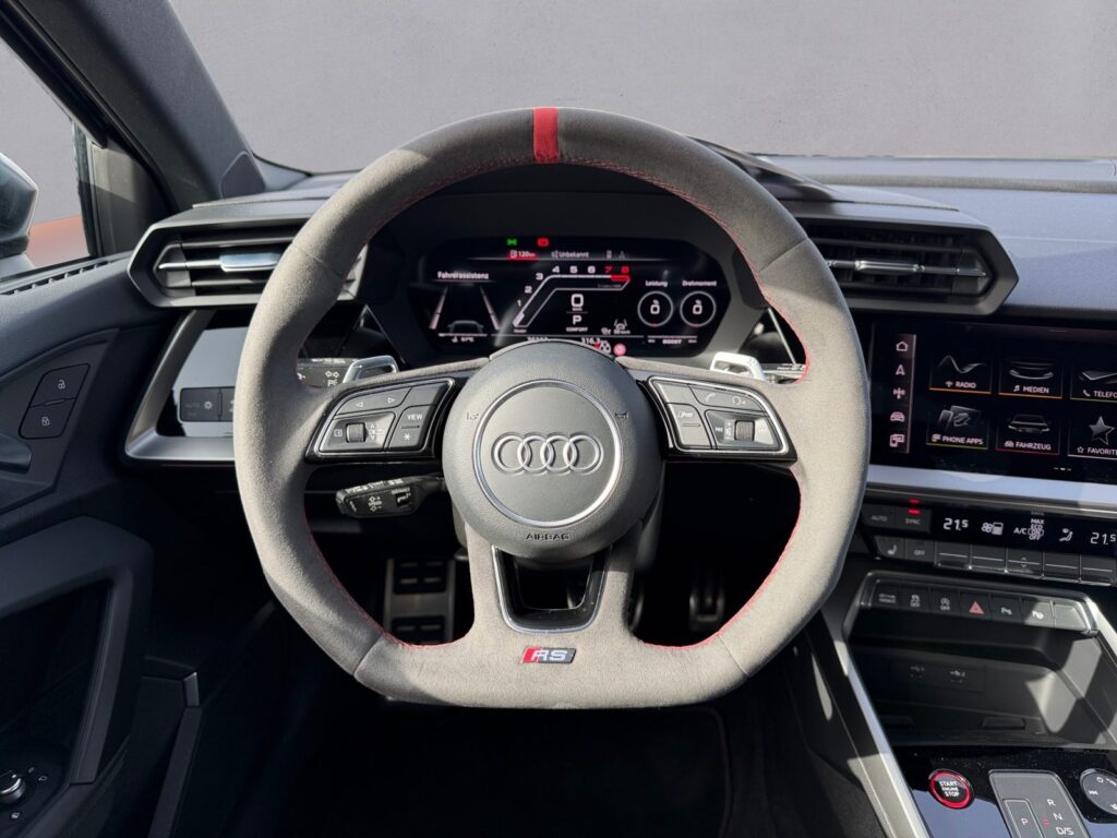 Audi RS3 Exposé-Bild 12