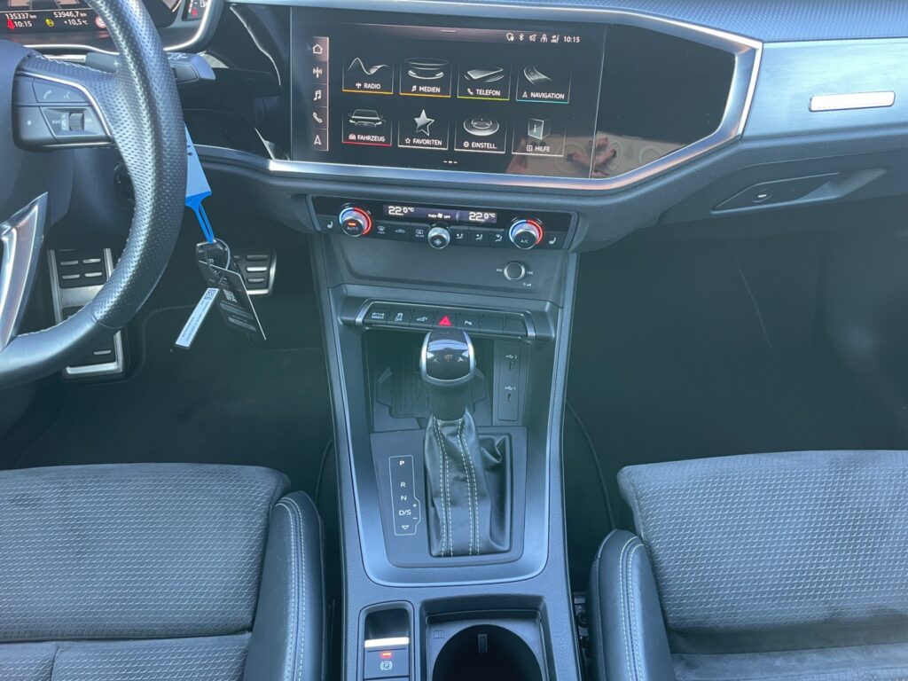 Audi Q3 Exposé-Bild 11