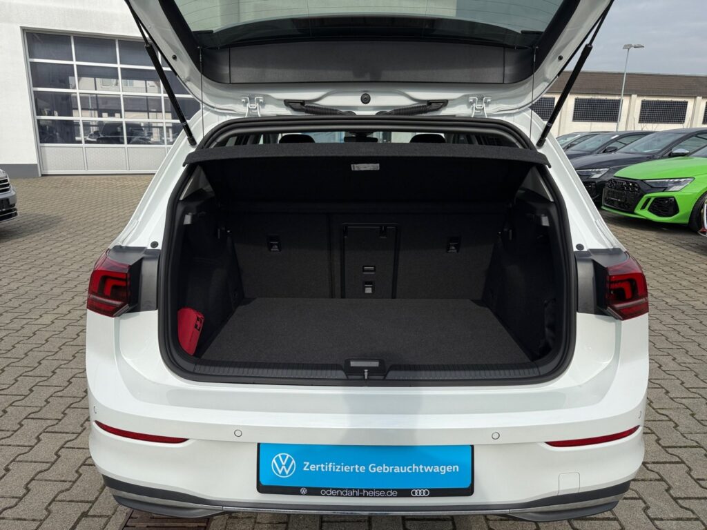 VW Golf Exposé-Bild 16