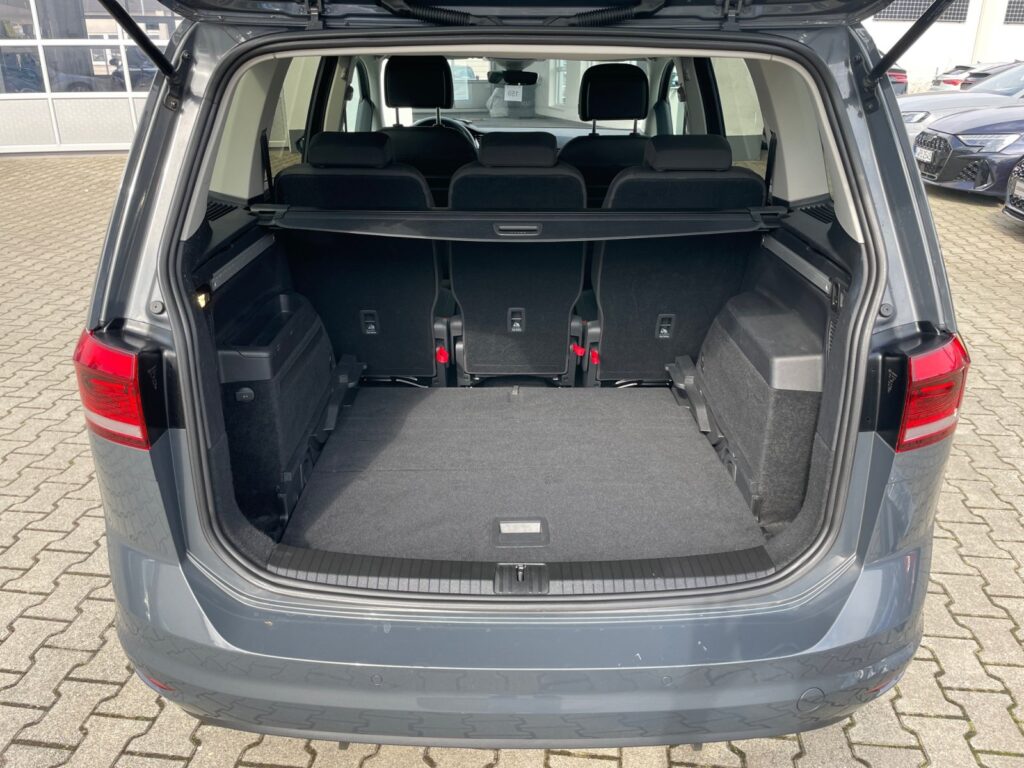 VW Touran Exposé-Bild 16