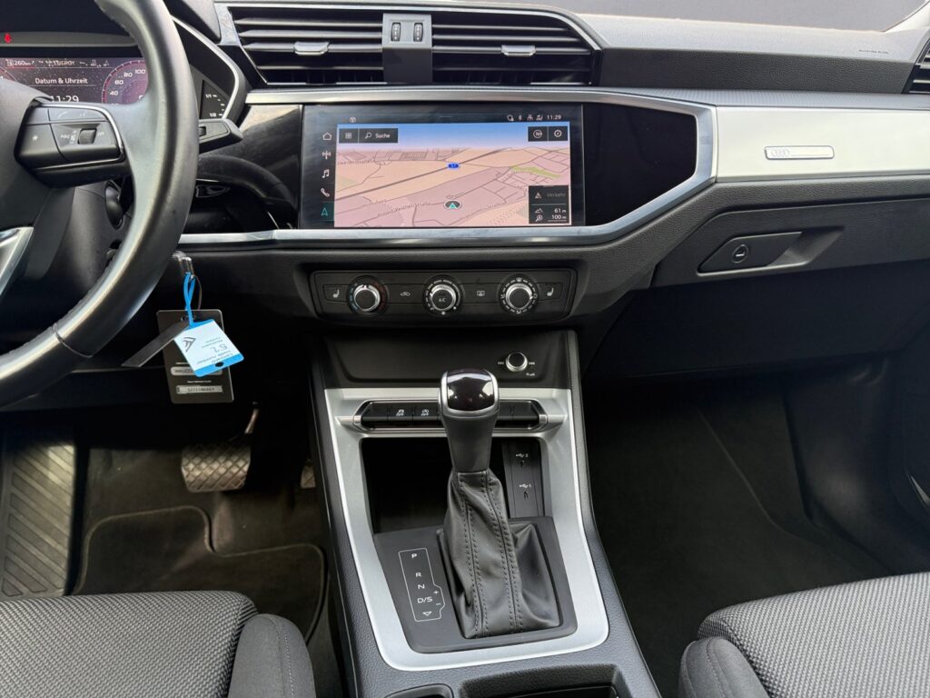 Audi Q3 Exposé-Bild 11