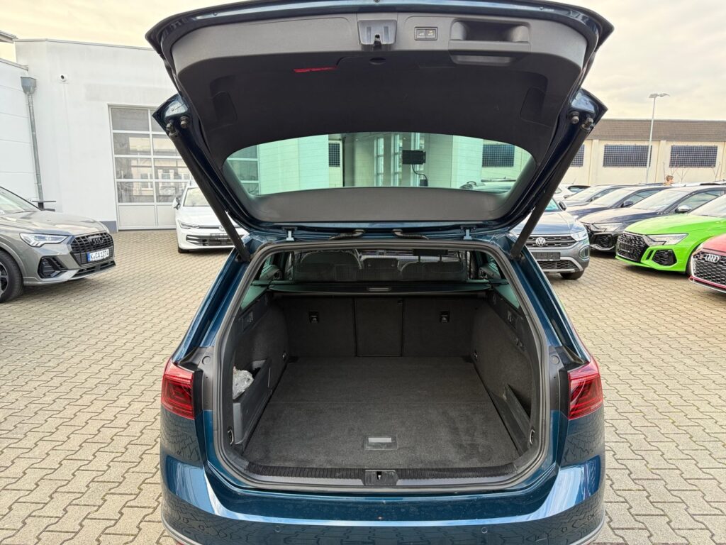 VW Passat Alltrack Exposé-Bild 16