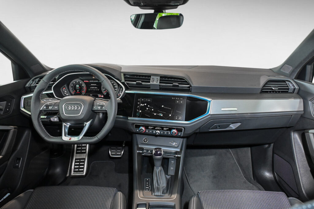 Audi Q3 Exposé-Bild 12