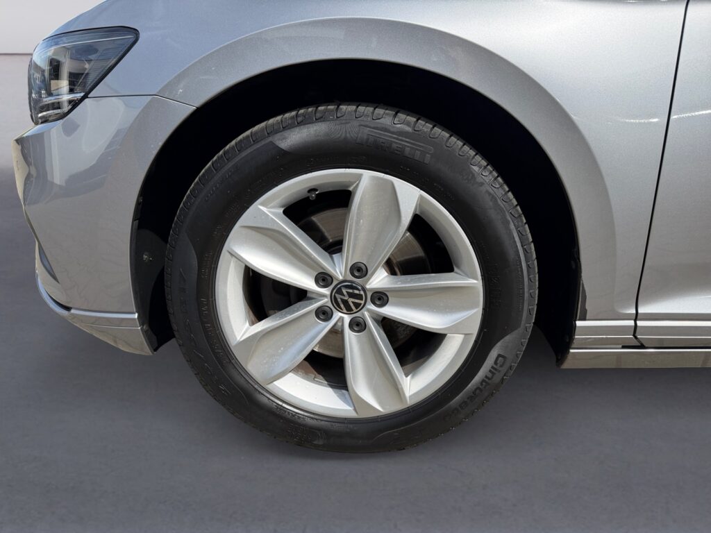 VW Passat Variant Exposé-Bild 13