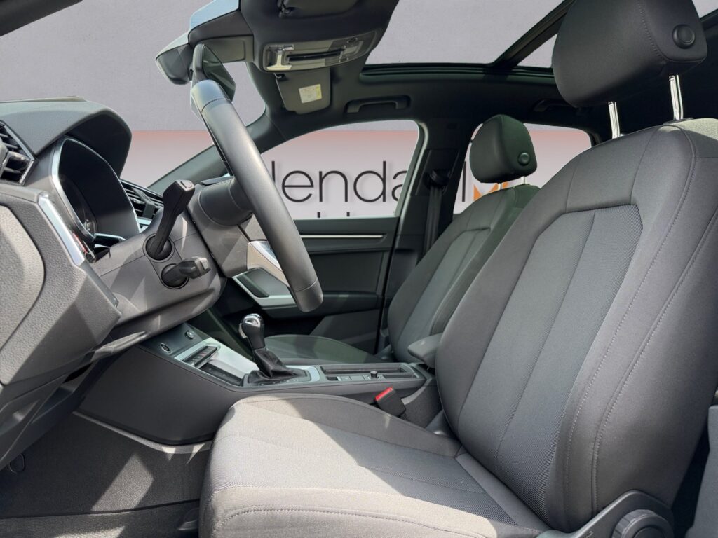 Audi Q3 Exposé-Bild 9