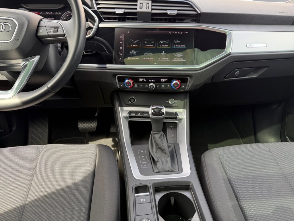 Audi Q3 Exposé-Bild 11