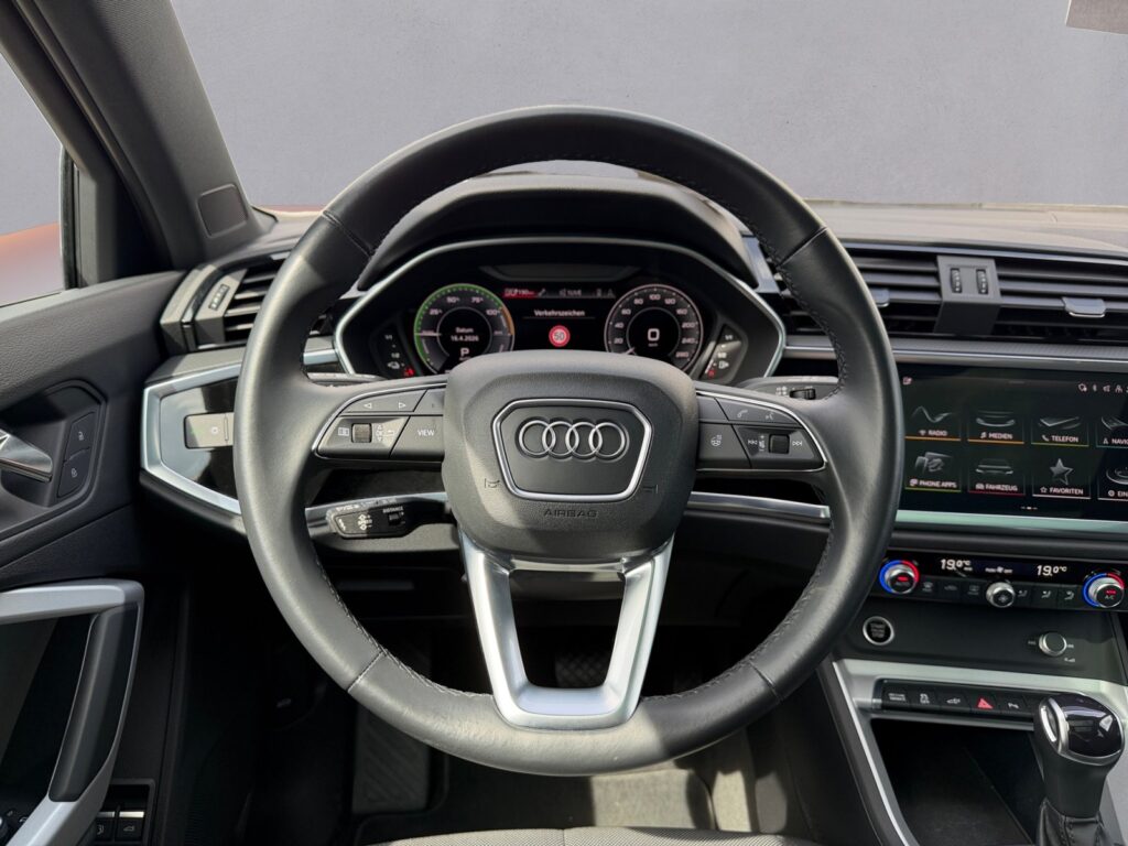 Audi Q3 Exposé-Bild 12