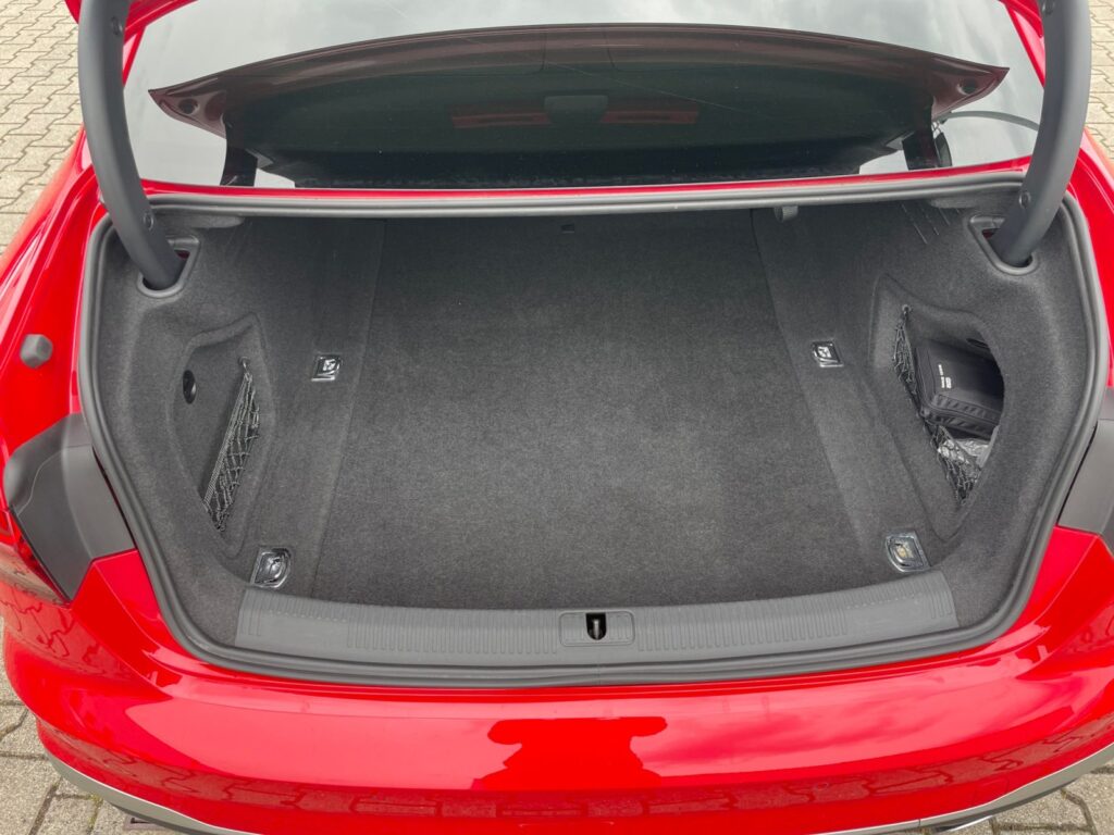 Audi S4 Exposé-Bild 16